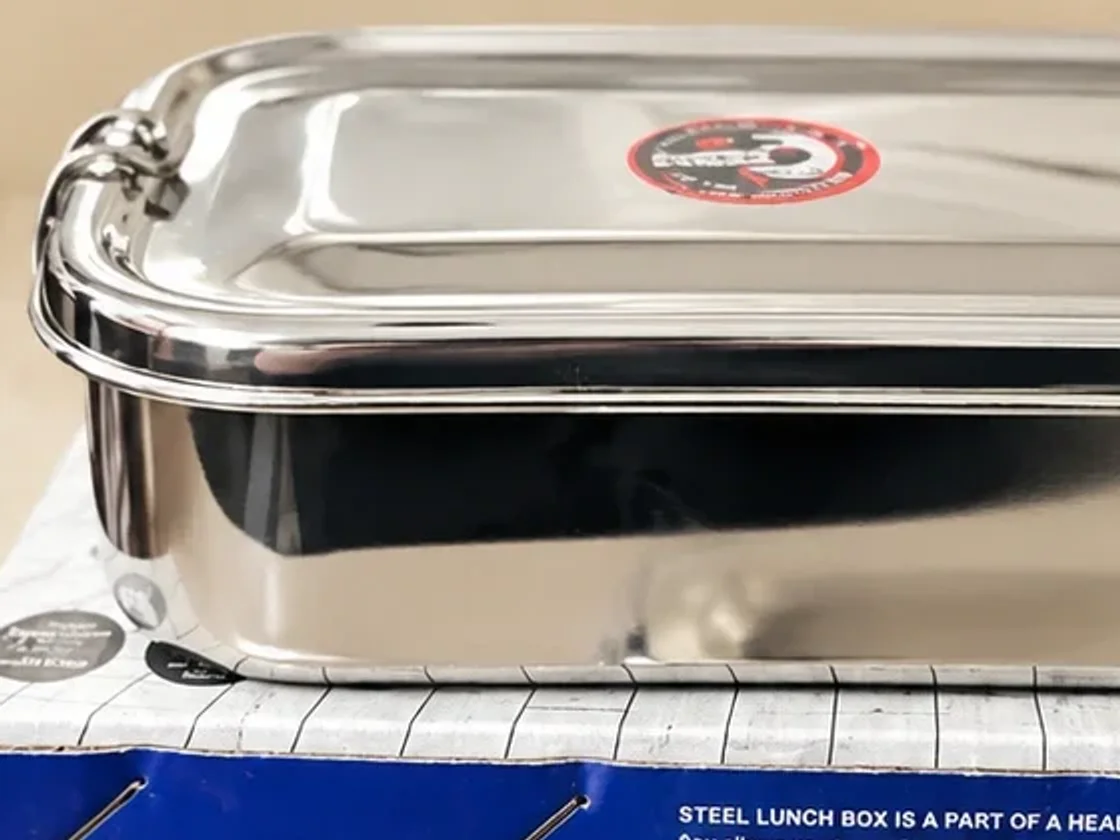 Close-up of the clip-lock lid
